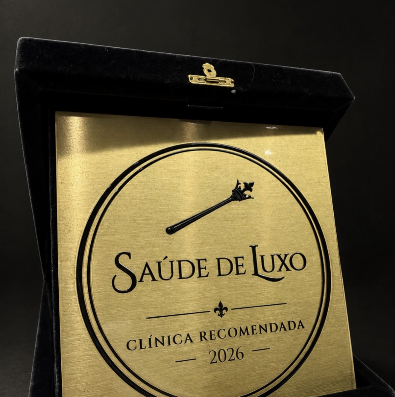 Placa dourada Saúde de Luxo — Clínica Recomendada 2026
